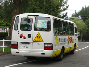 幼稚園バスで登園している様子